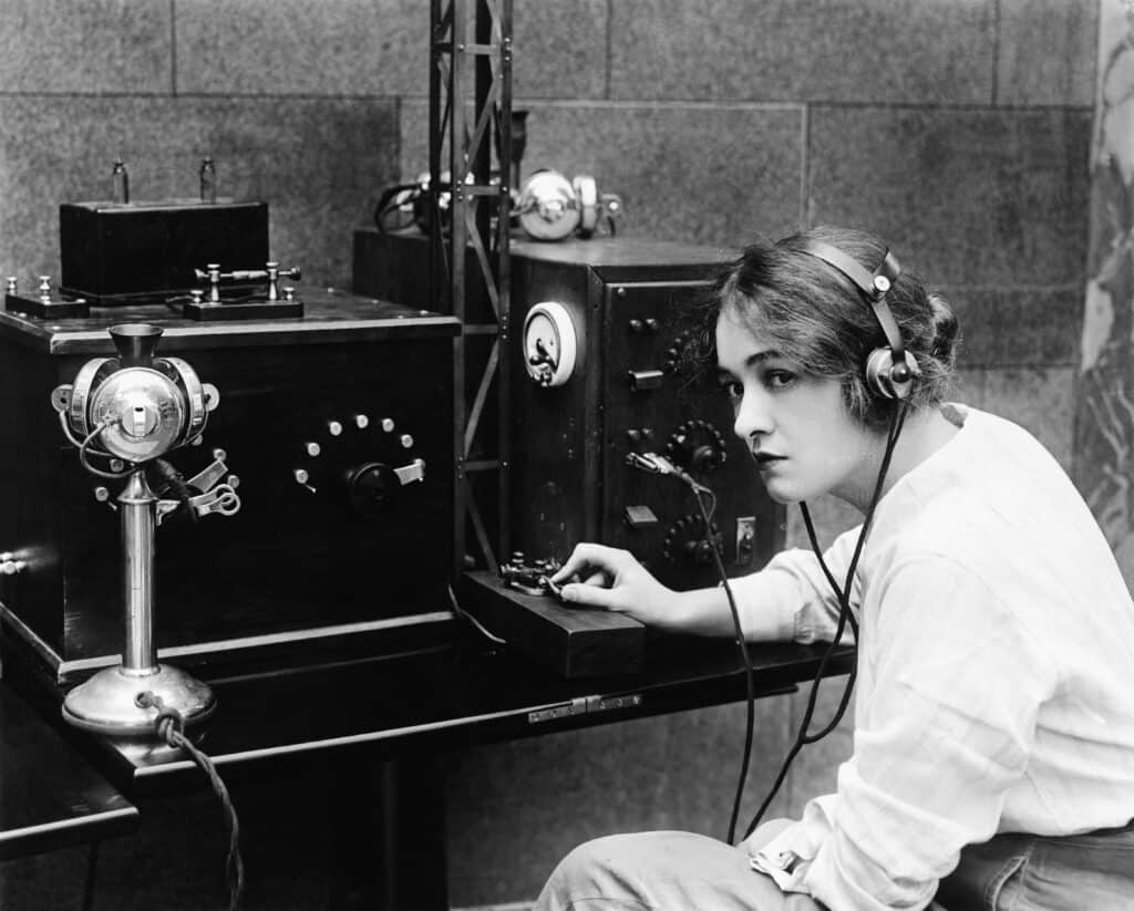 From Telegraph to Radio: The Evolution of Wireless Communication